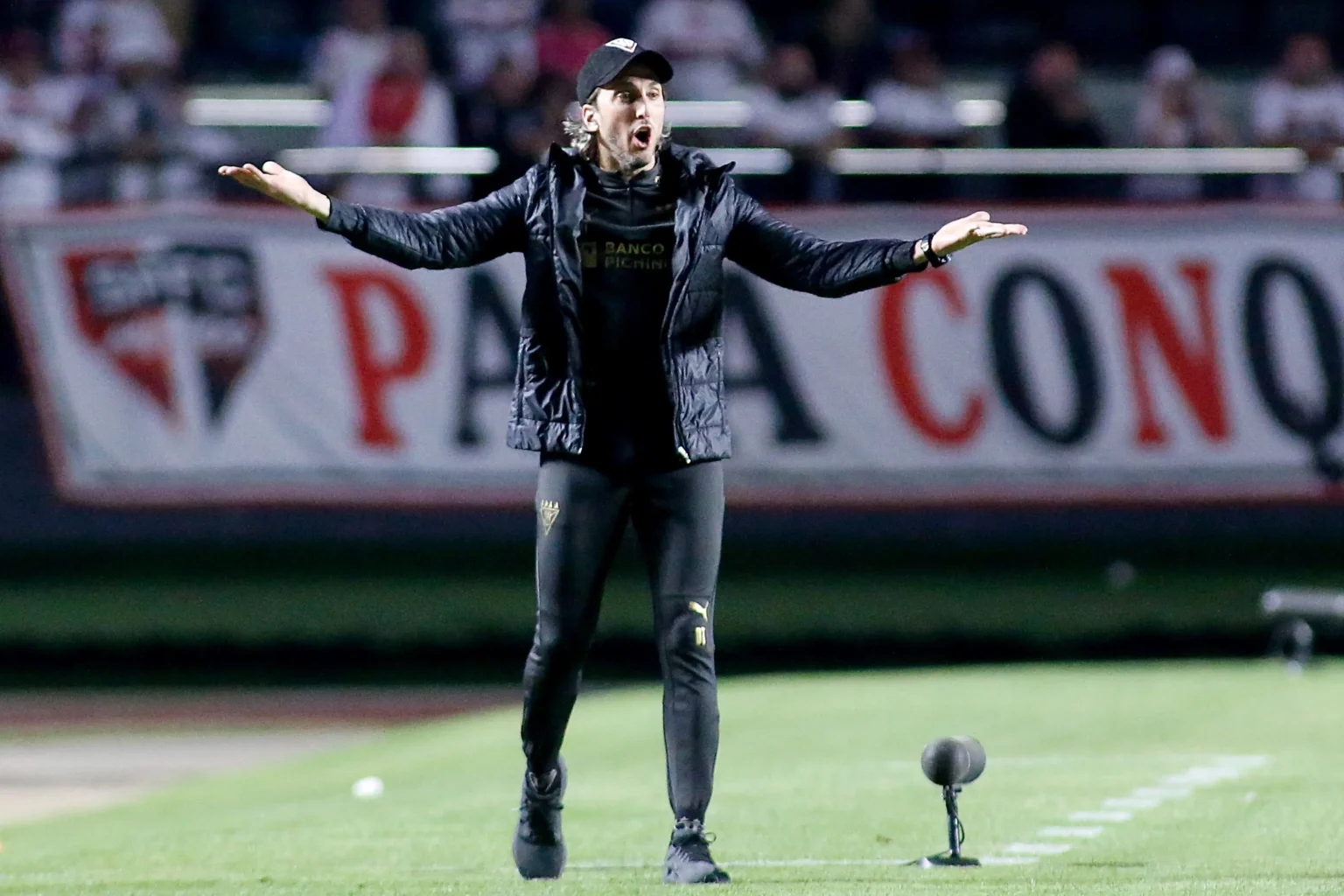 Luis Zubeldía chega ao São Paulo com cinco profissionais e estreia contra Atlético-GO