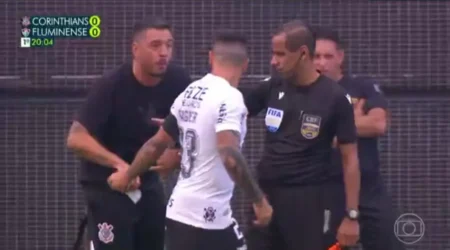 Quarto árbitro impede troca de informação entre auxiliar e Fagner durante partida do Corinthians.