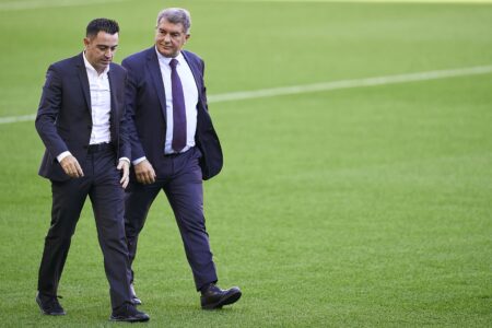 Reforços garantidos podem manter técnico Xavi no Barcelona, indica jornal