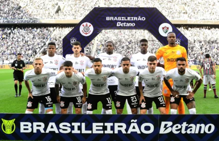 Felipe Melo derruba Breno Bidon após gol do Corinthians contra o Fluminense: era pra cartão?