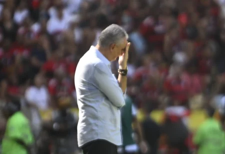 Tite sugere recuar estrategicamente após revés do Flamengo para o Botafogo: simplificação é a chave.