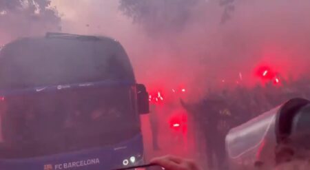 Torcedores do Barcelona atiram objetos no ônibus da equipe por engano