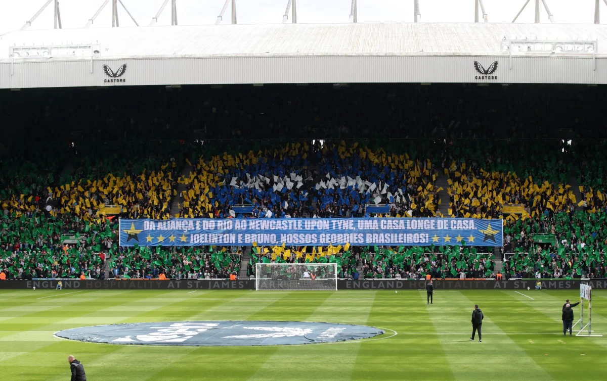 Torcida do Newcastle prepara mosaico especial para jogadores brasileiros no jogo.