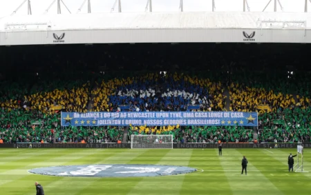 Torcida do Newcastle prepara mosaico especial para jogadores brasileiros no jogo.