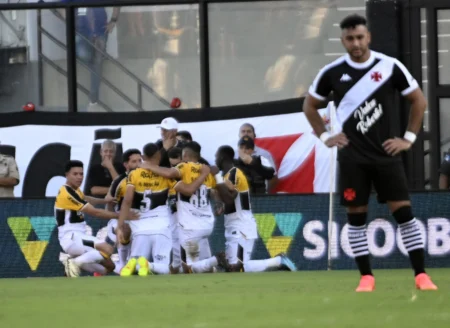 Torcida do Vasco aplaude Criciúma após quarto gol sofrido em São Januário