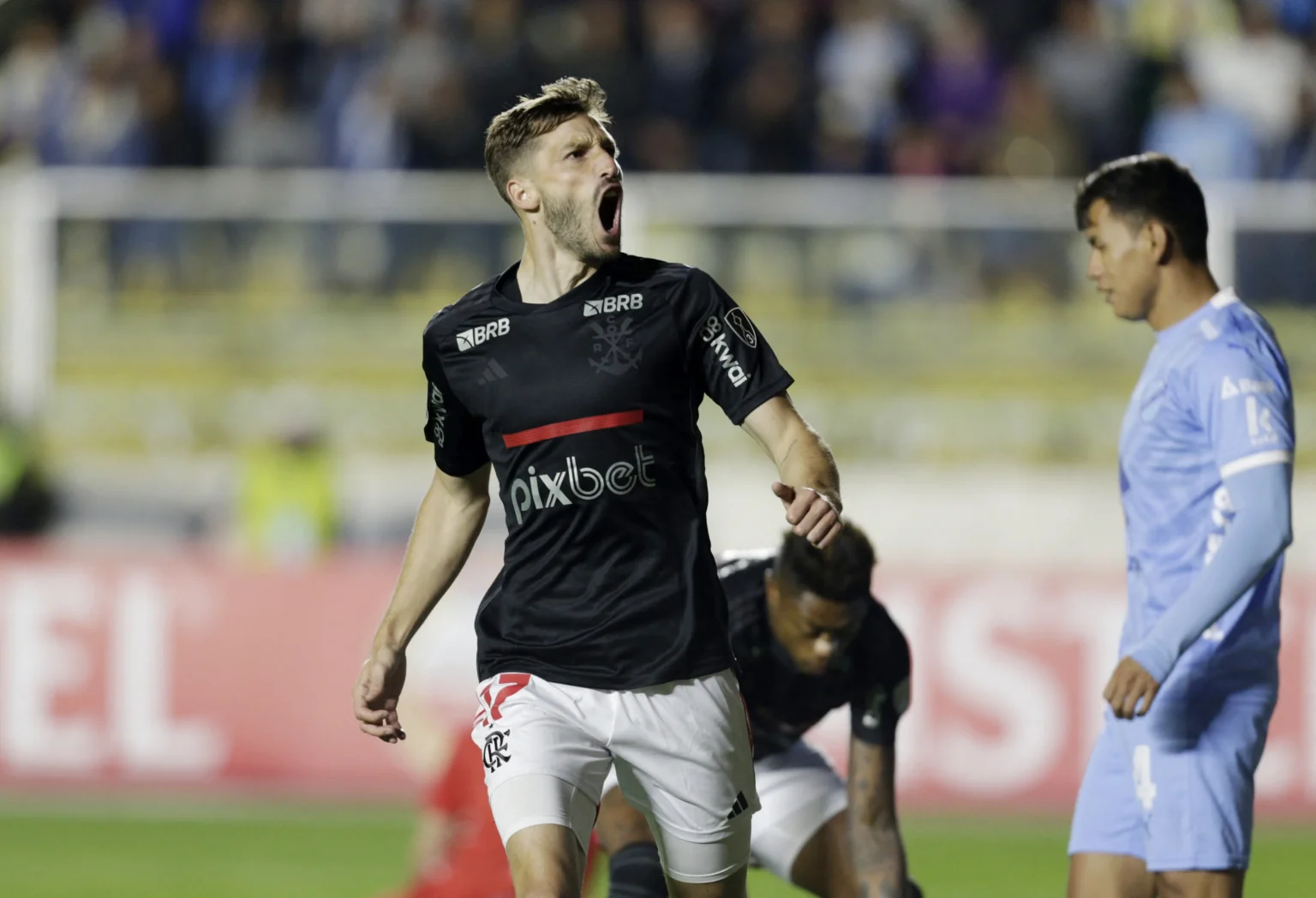 Viña adapta-se rapidamente aos companheiros do Flamengo após se tornar pai e marcar primeiro gol.