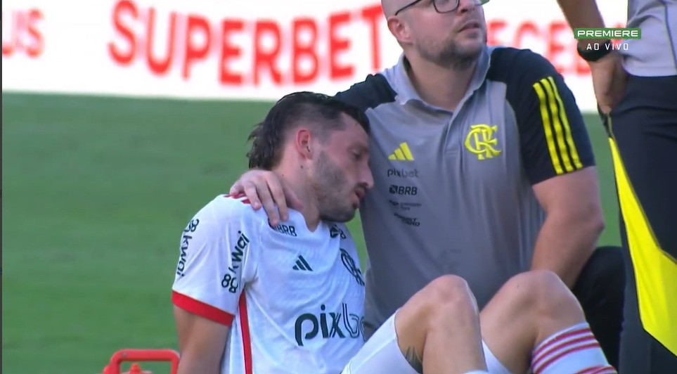 Viña passa por exames após choque de cabeça em partida do Flamengo e estado de saúde é estável