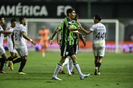 Alê do América-MG defende gol polêmico em cima do Santos e critica postura hipócrita dos adversários