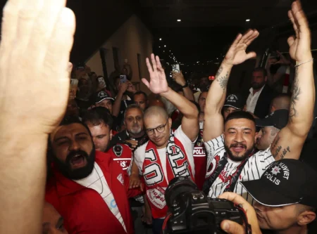 Alex é recebido com festa em sua chegada à Turquia para treinar Antalyaspor-Acompanhe!