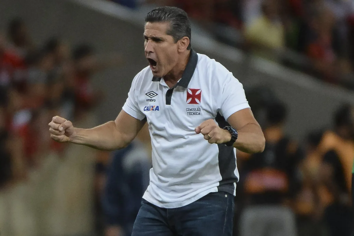 Álvaro Pacheco mantém a tradição de estrear com vitória sobre o Flamengo em 2015 no Vasco.