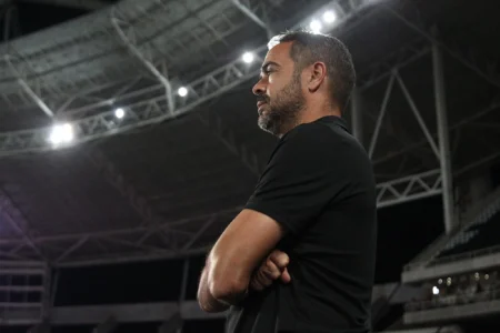 Artur Jorge analisa atuação ofensiva de Barboza na derrota do Botafogo: "Não é prática usual nos treinos"