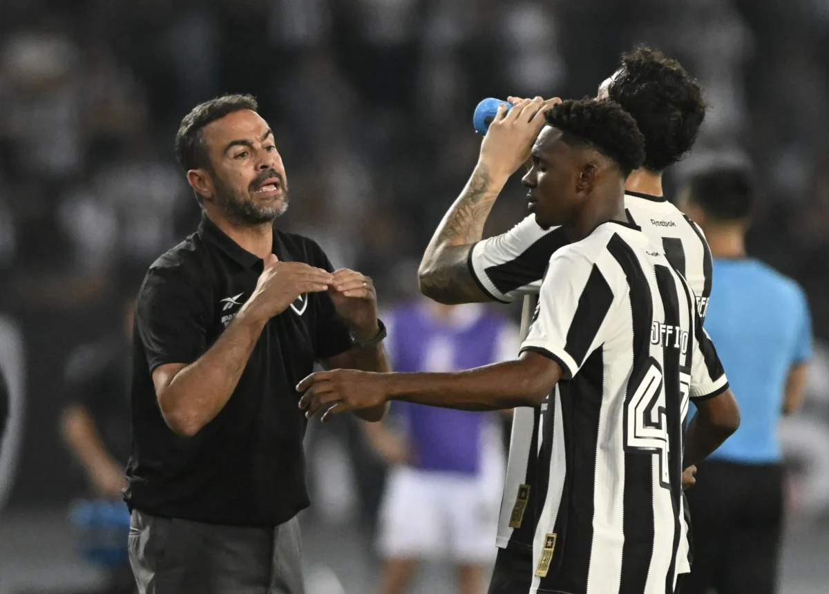 Artur Jorge critica demora do VAR em Botafogo x LDU e vê quebra de ritmo no jogo