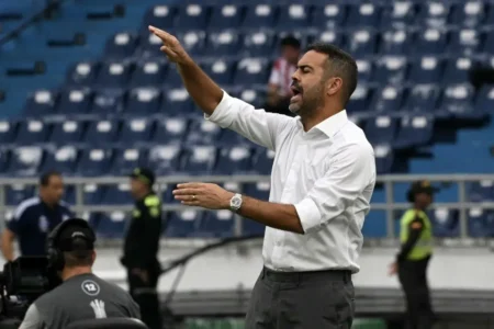 Artur Jorge justifica opção por time misto do Botafogo contra Junior: "Prova foi o que fizemos"