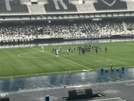 Botafogo realiza treino aberto para ajudar vítimas das enchentes no Rio Grande do Sul.