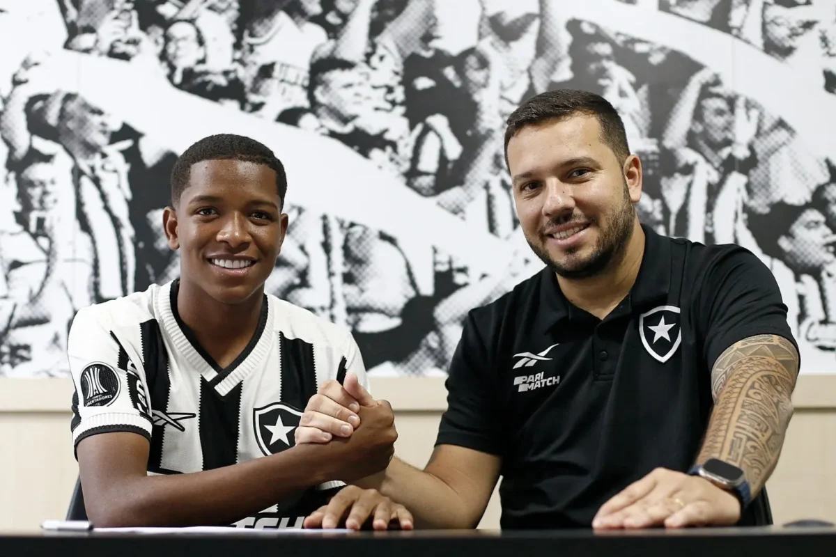 Botafogo renova contrato com promessa da base até 2028 com multa de mais de R$ 500 milhões