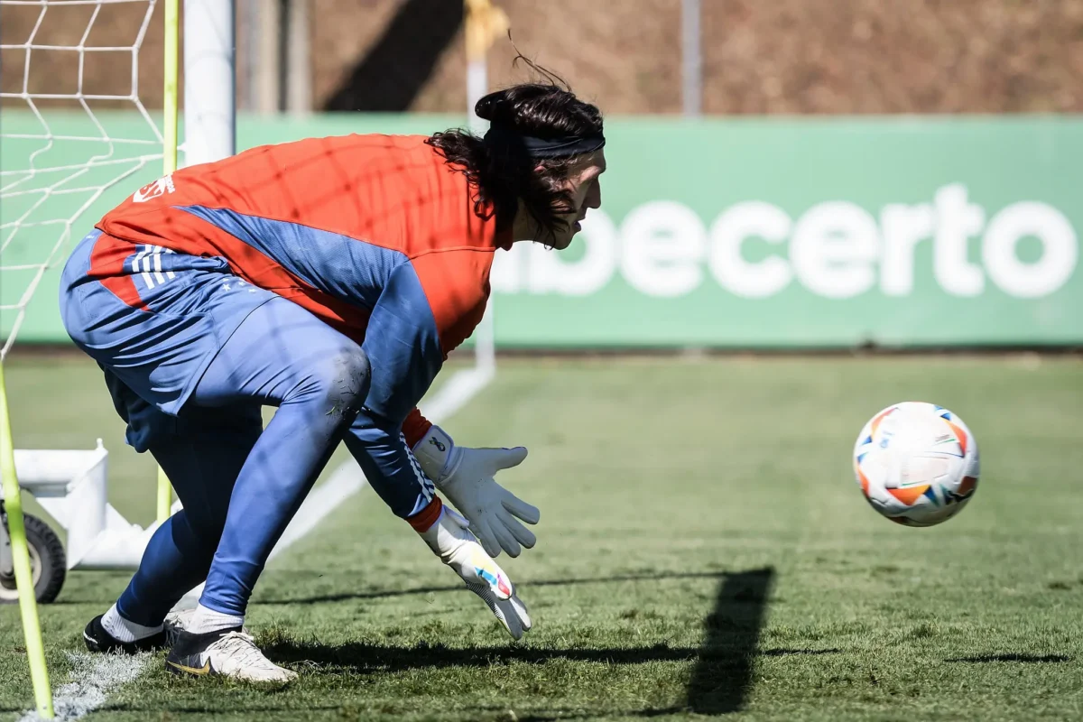 Cássio participa de treino com elenco do Cruzeiro; confira as imagens