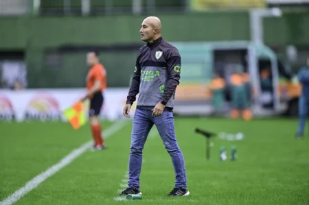 Cauan valoriza empate do América-MG, mas admite sentimento de frustração em jogo recente.