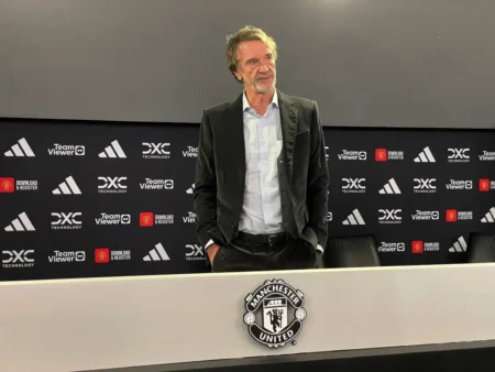 Chuva causa cascata e alagamentos em Old Trafford, estádio do Manchester United