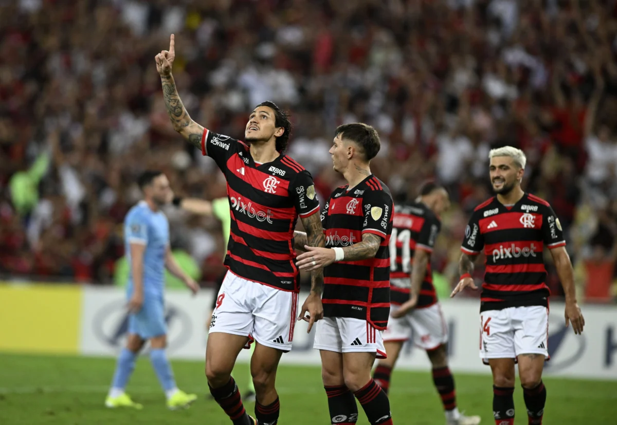 Conmebol denuncia Flamengo por uso de bombas e sinalizadores contra Bolívar no Maracanã: entenda o caso.