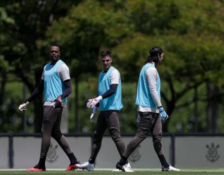 Corinthians joga sem Cássio e projeta futuro com Carlos Miguel