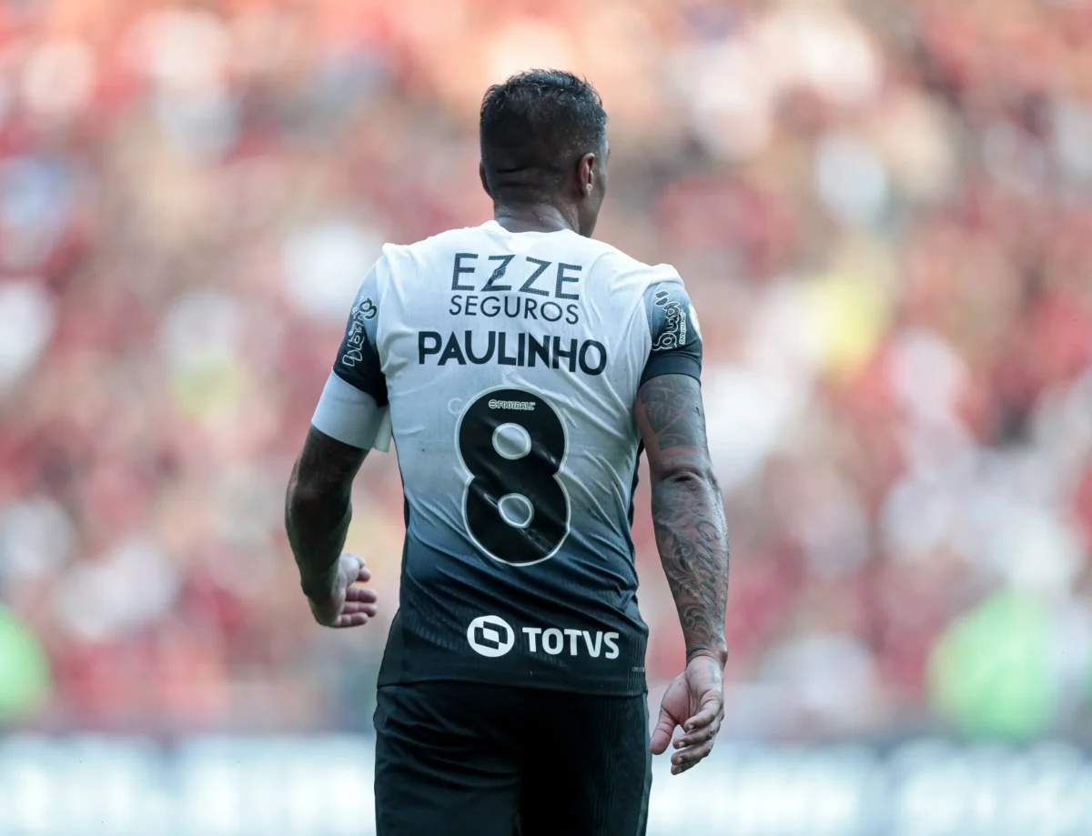 Corinthians oficializa saída de Paulinho do clube