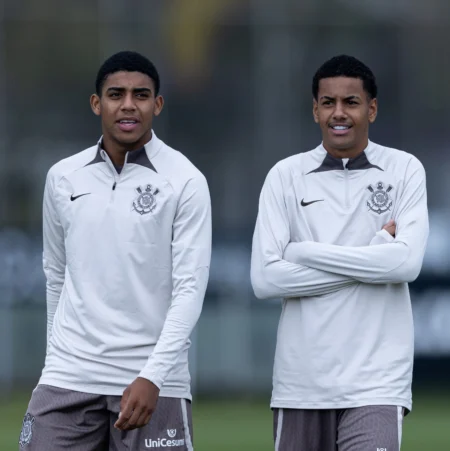 Corinthians realiza treino tático com destaque para jovens da base