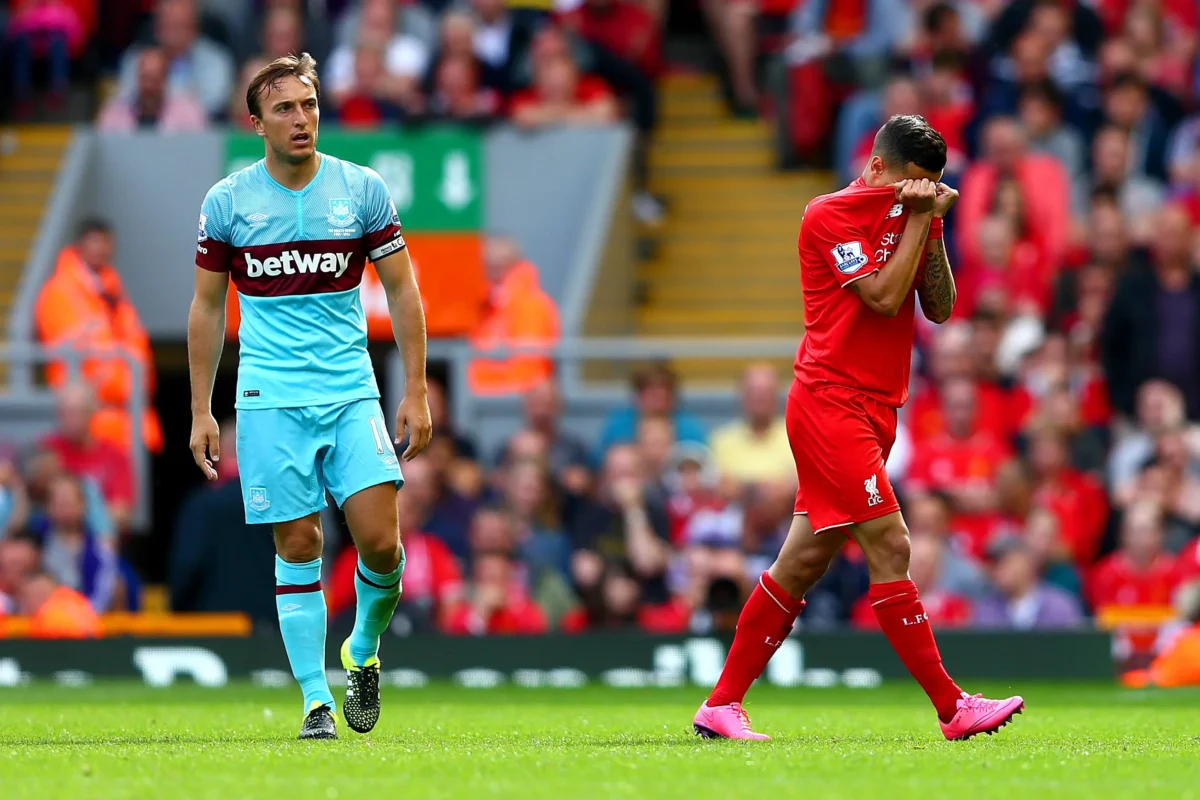 Coutinho recebeu cartão vermelho por falta dura em ex-jogador do Vasco, Payet