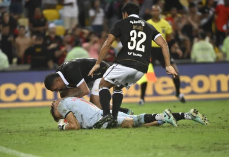 Decisivo no clássico anterior, Léo Jardim mira próximo jogo e lista principais defesas pelo Vasco