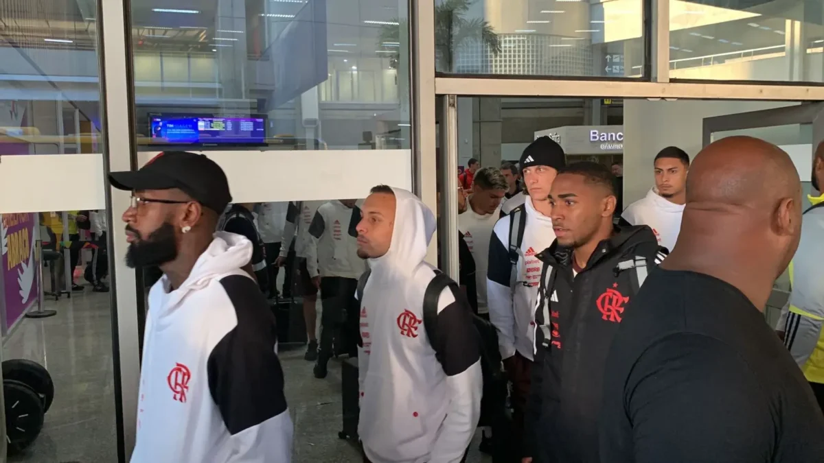 Desembarque do Flamengo gera protesto da torcida após derrota na Libertadores