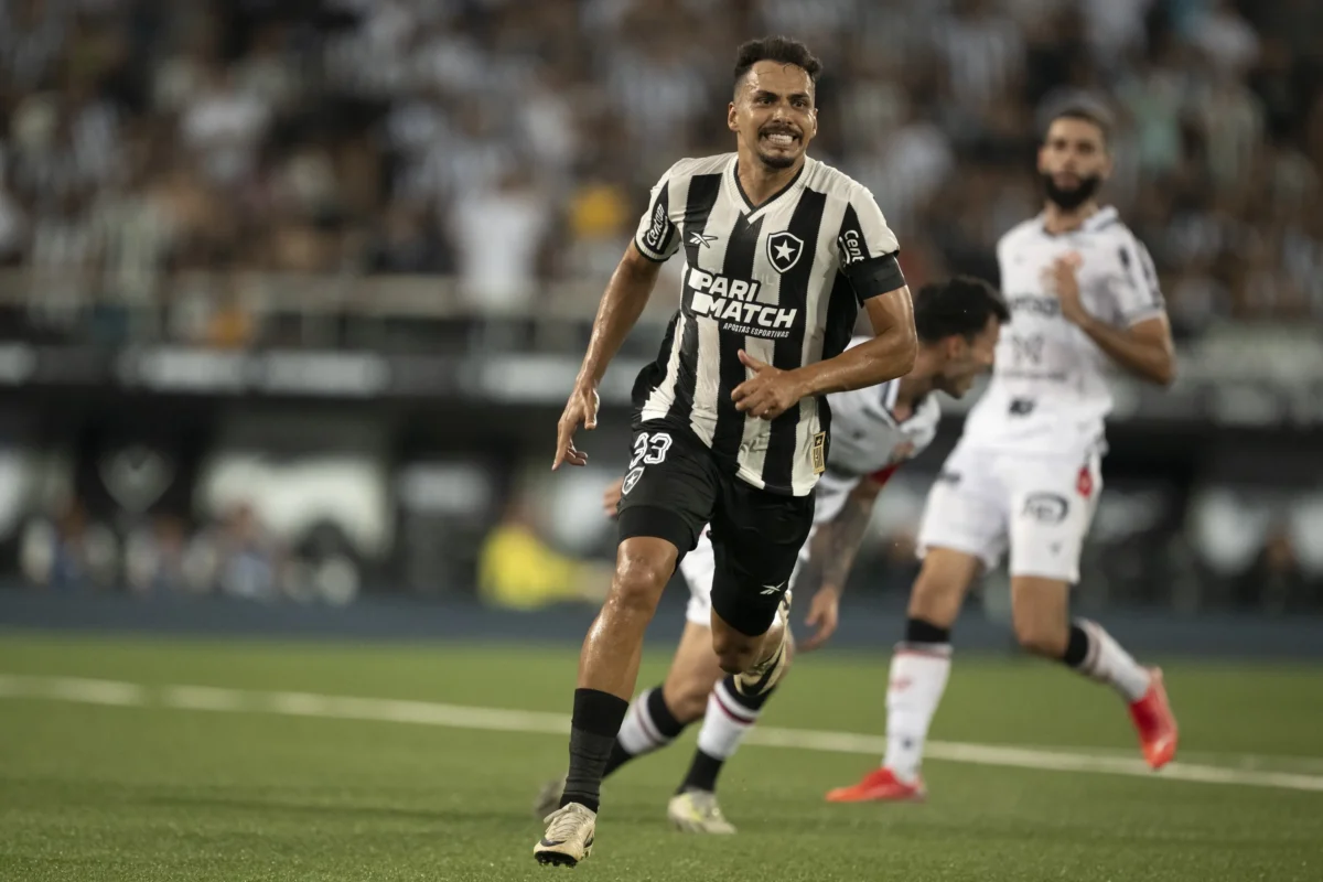 Eduardo é relacionado e retorna ao Botafogo para viagens contra Fortaleza e Universitario: saiba mais!