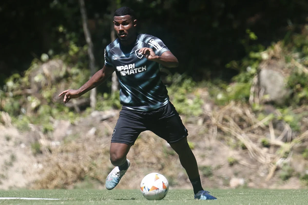 Escalação do Botafogo: Artur Jorge terá três reforços importantes para confronto com o Corinthians