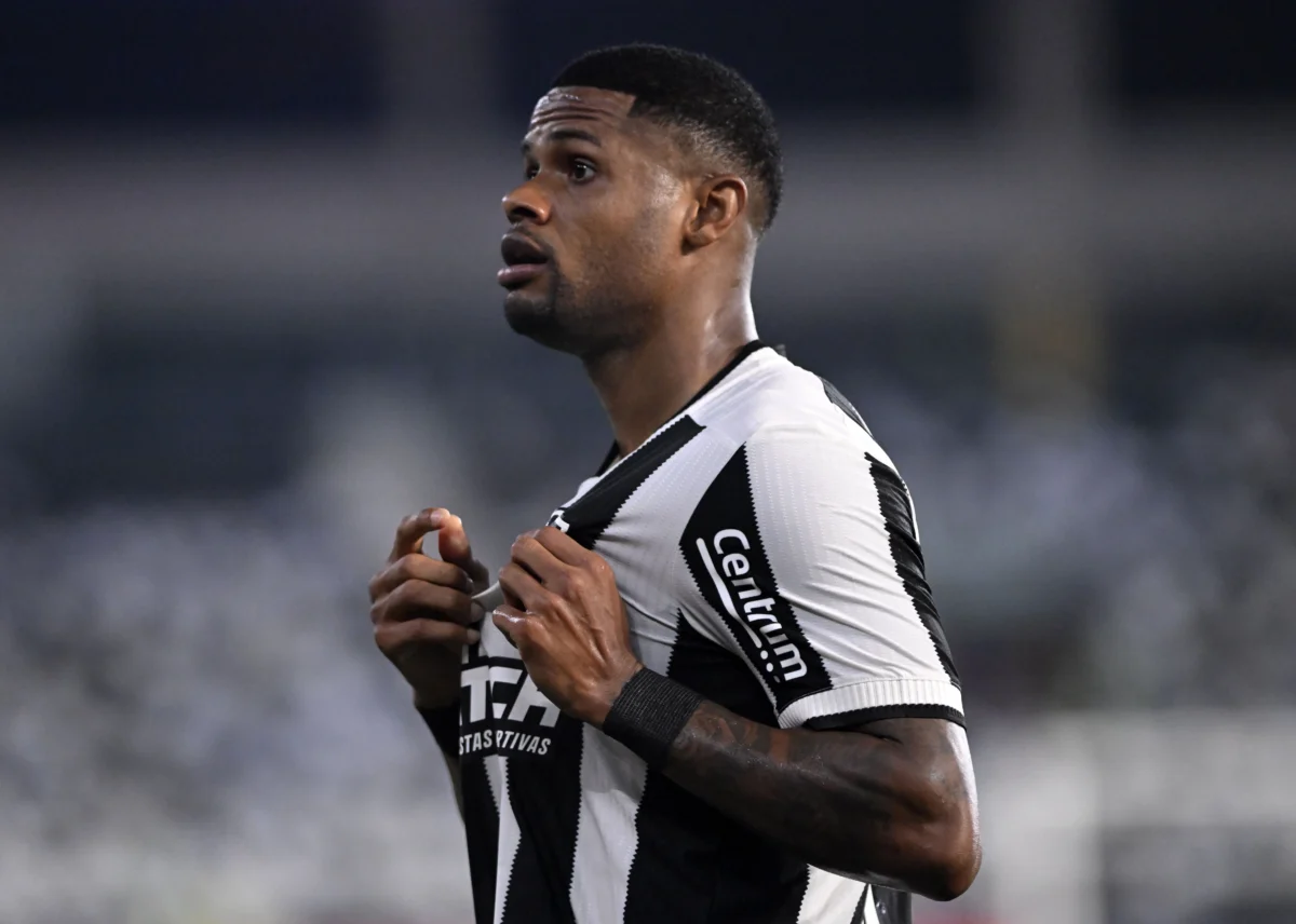 Escalação do Botafogo: Júnior Santos e Savarino podem ser poupados contra o Fortaleza devido ao desgaste