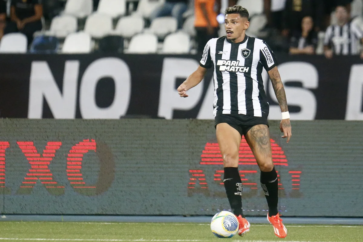 Escalação do Botafogo: Tiquinho Soares pode ser novidade contra o Junior Barranquilla