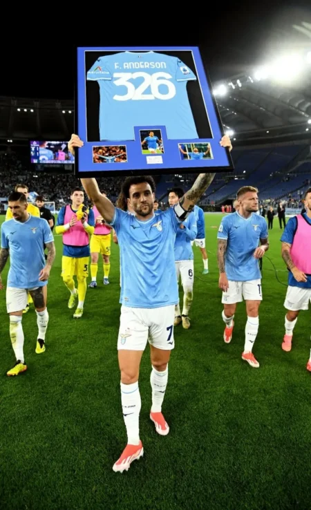 Fechado com o Palmeiras, Felipe Anderson se despede da Lazio em jogo emocionante.