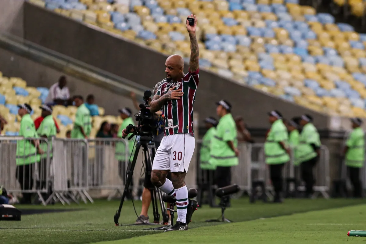 Felipe Melo completa 100 jogos no Fluminense e brinca: não vou me aposentar. Veja a homenagem!