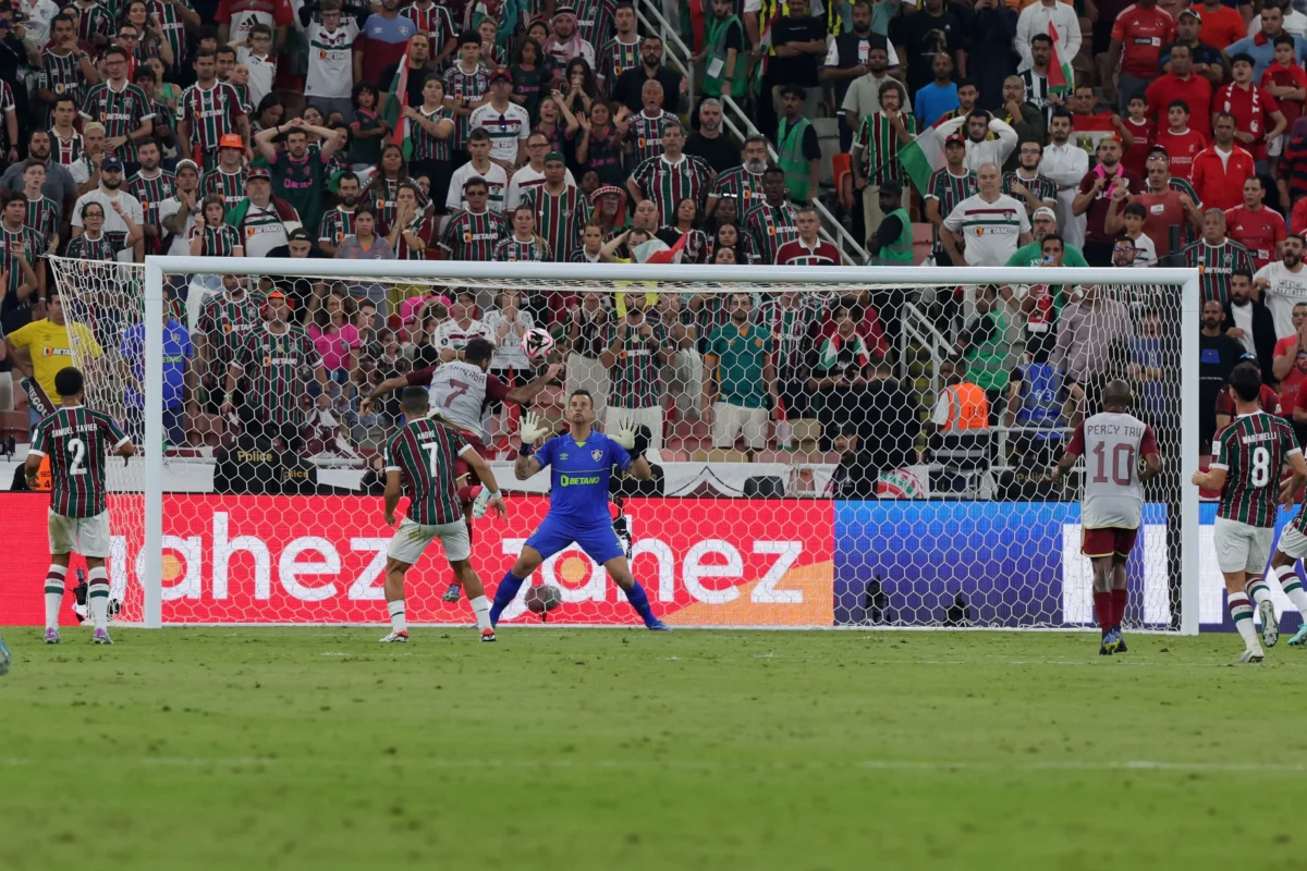 Fluminense monitora cartões para evitar suspensões de Fábio e Manoel nas oitavas da Libertadores