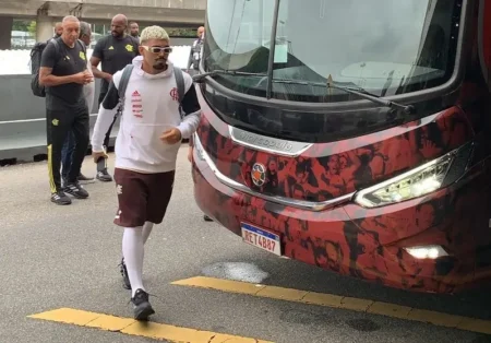 Gabigol é ovacionado e celebra com a torcida do Flamengo em Manaus