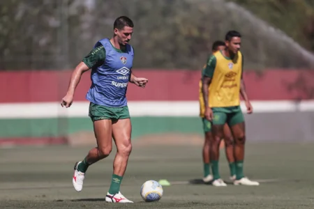 Gabriel Pires treina com bola e se aproxima de retorno ao Fluminense após quase 90 dias parado