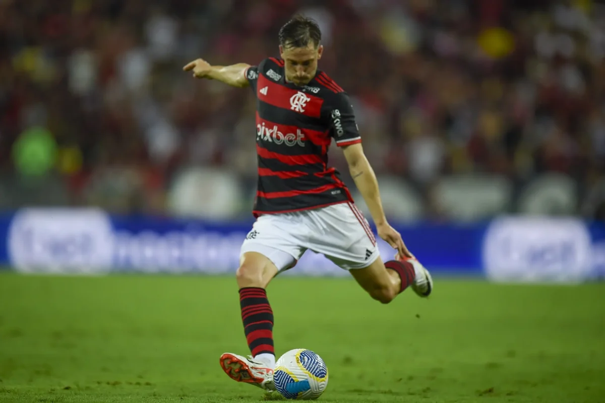 Gol e assistência de Viña ampliam disputa por posição com Ayrton Lucas no Flamengo