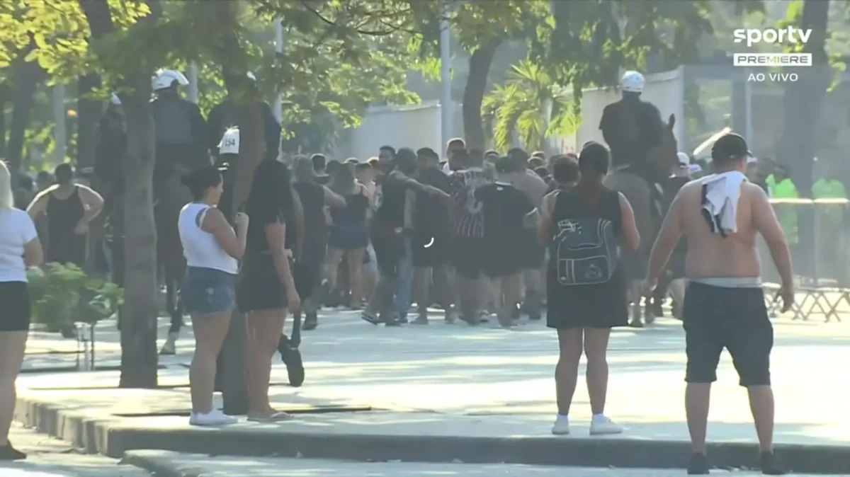 Grupo de torcedores do Corinthians tenta invadir Maracanã antes do confronto com o Flamengo