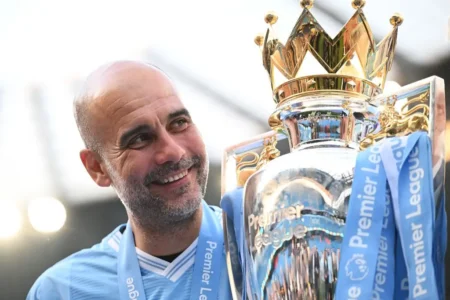 Guardiola é eleito melhor treinador da Premier League após conquistar o título.