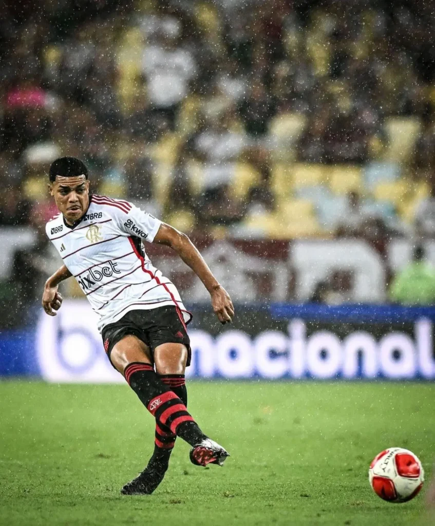 Igor Jesus revela técnica de chutar e brinca com desvio de Pedro em gol do Flamengo orientado por Tite