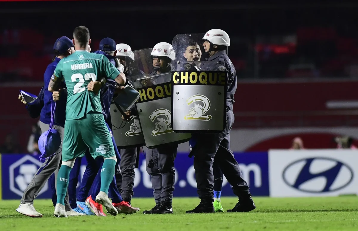 Jogadores do Talleres são detidos por desacato após derrota para o São Paulo: entenda o ocorrido.