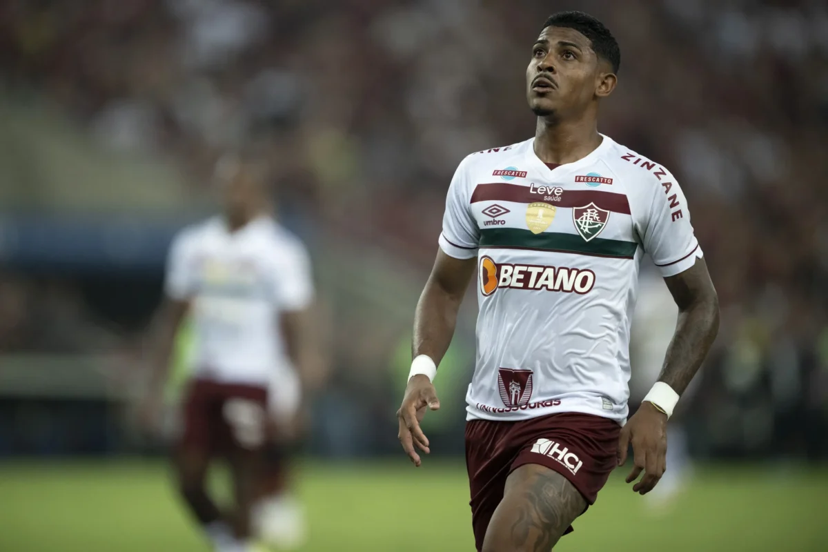 John Kennedy é reintegrado ao elenco do Fluminense e será relacionado para jogo com São Paulo: confira todas as novidades!