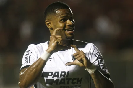 Júnior Santos honra raízes baianas, dedica gol à filha e decide jogo do Botafogo na Copa do Brasil