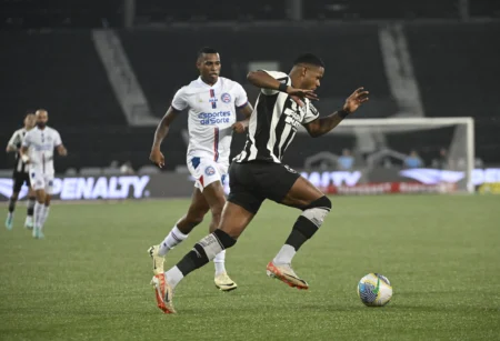 Júnior Santos questiona arbitragem após gol anulado do Botafogo: Jogador tomou bomba no braço?