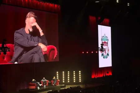 Jürgen Klopp chora emocionado na festa de despedida do Liverpool