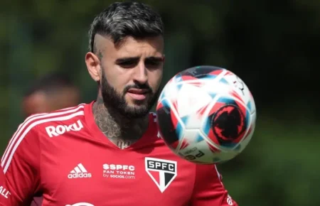 Liziero retorna ao Brasil e aguarda orientações do São Paulo para retorno aos treinos