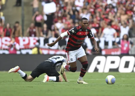 Lorran brilha e Flamengo vence Corinthians com show individual.