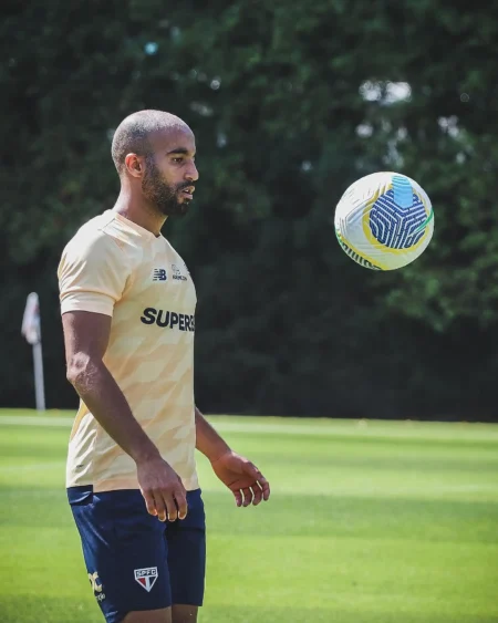 Lucas Moura retorna ao São Paulo e clube avalia sua volta contra Fluminense ou Barcelona